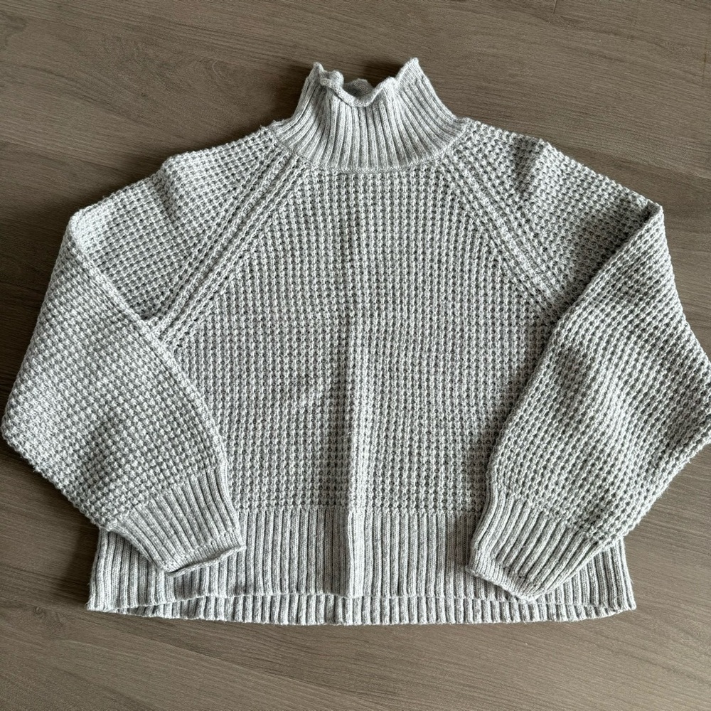American Eagle Outfitters Gray Knit Mock Neck Sweater size M